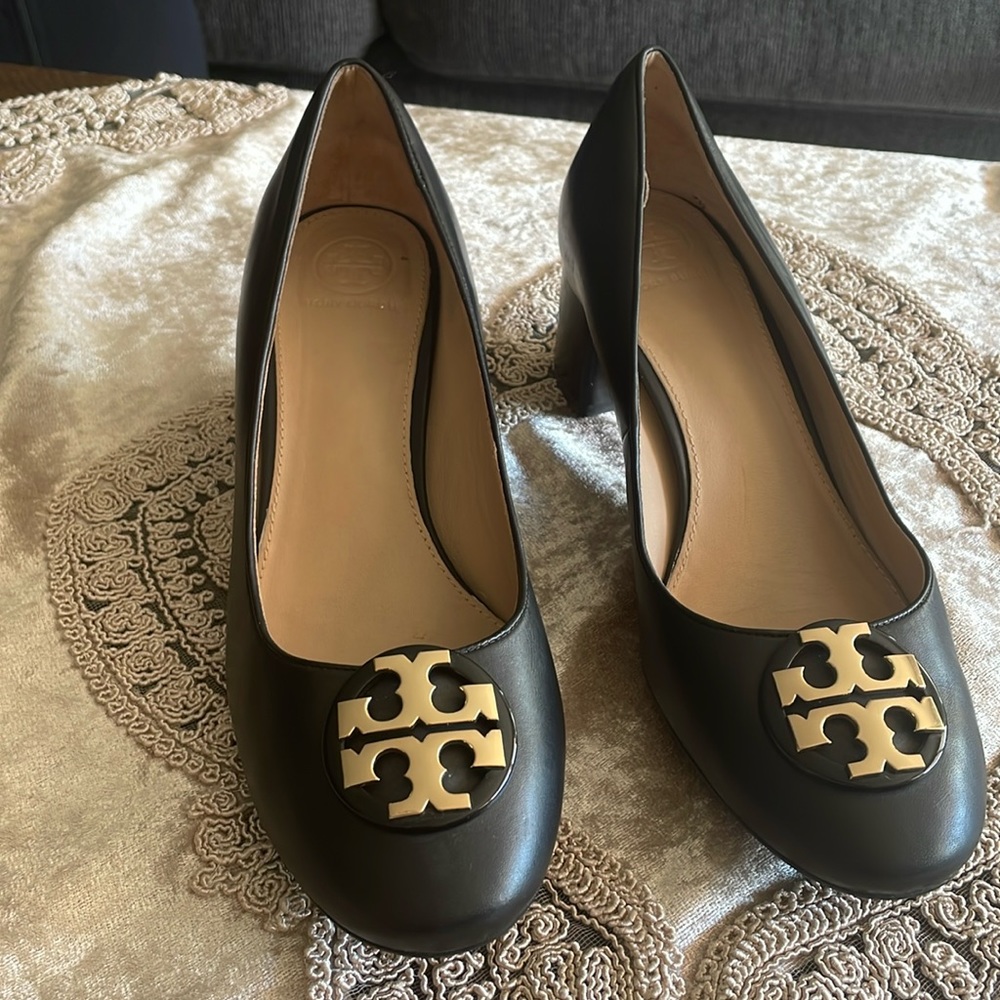 Tory burch pumps.